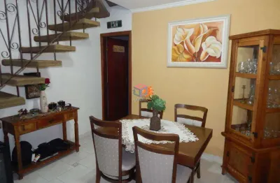 Sobrado em rua sem saída com 2 vagas, churrasqueira, quintal e 2 quartos