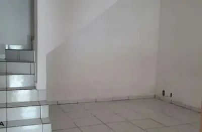 Sobrado com 2 quartos, sala, cozinha, 1 banheiro, 2 vagas de garagem.