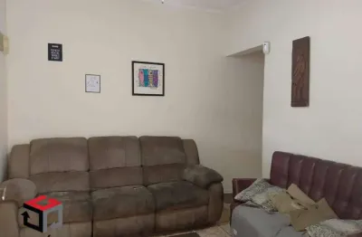 Casa térrea com 2 dormitórios, 2 vagas e quintal nos fundos