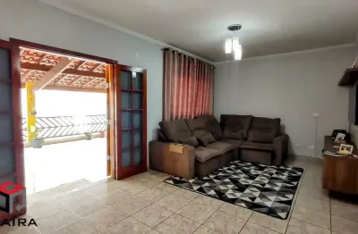 Sobrado residencial e comercial, tem um salão de festas de 125 m².