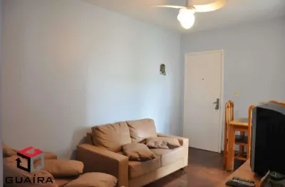Apartamento com 2 quartos, 1 vaga de garagem e sacada.