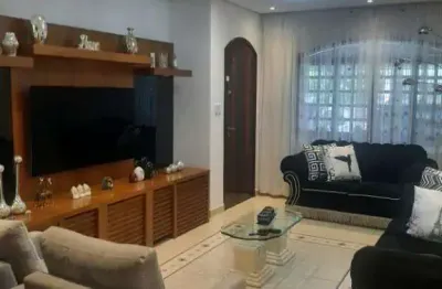 Sobrado de 3 dormitórios, 1 suíte, área gourmet e 2 vagas.