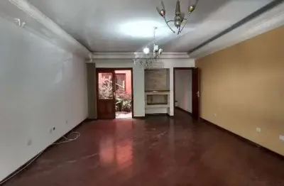 Sobrado no jardim do mar com 3 suítes, 5 vagas de garagem, quintal e área gourmet.