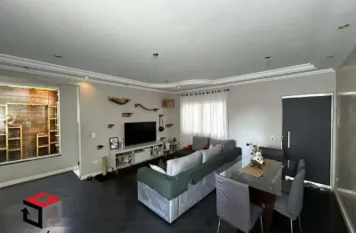 Casa 2 quartos sendo 1 suíte com closet, 2 banheiros, 3 vagas, edícula nos fundos.