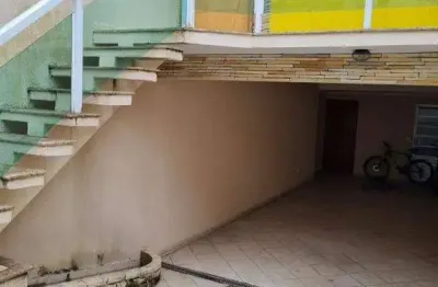 Sobrado á venda com 3 pavimentos, 3 quartos com 3 suítes, 6 banheiros, 3 vagas, área gourmet com lavabo, churrasqueira, cozinha planejada.