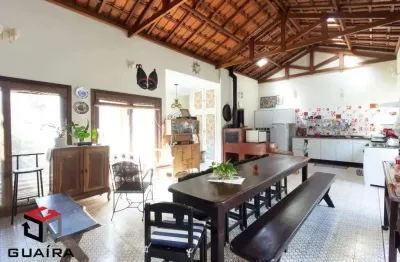 Maravilhosa e espaçosa casa á venda com 3 quartos no planalto paulista.