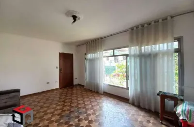 Casa térrea mooca de 160 m², 3 quartos e 1 suíte, cozinha, sala, lavanderia, quintal, salão de festas, próximo a comércio, mercados e restaurantes.