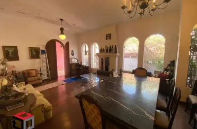 Casa térrea em vila com segurança 24h. duas suítes, sala dois ambientes e 2 vagas.