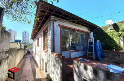 Duas casas térreas no terreno de 437 m² com garagem descoberta para 5 carros, num terreno de 8 metros de frente por 60 metros de fundos.