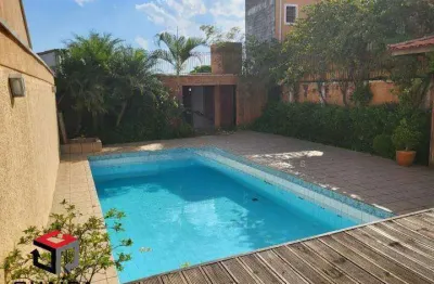 Casa à venda - 4 quartos - 4 suítes - 6 banheiros - 3 vagas - 640m²