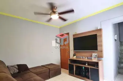 Linda cobertura com escada interna, quintal amplo e condomínio baixo!