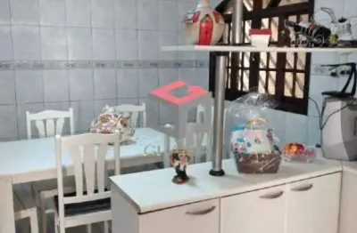 Lindo sobrado com salão de festas com churrasqueira e vagas cobertas e paralelas!