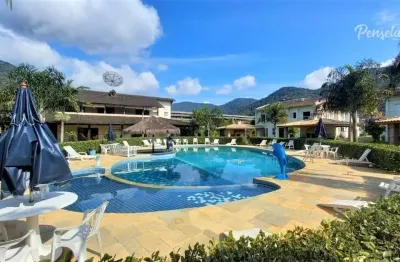 Casa em condomínio fechado com 3 dormitórios, suíte e lazer completo.
