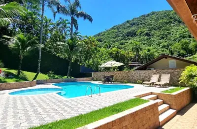 Casa em condomínio fechado com 3 dormitórios, suíte, piscina e área gourmet.