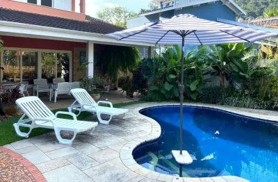 Casa em condomínio fechado com 5 dormitórios, suíte, piscina e área gourmet.