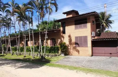 Casa em condomínio fechado com 6 suítes, piscina e área gourmet.