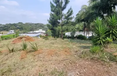 Terreno em condomínio fechado, com excelente localização e topografia, está há 15 minutos de suzano
