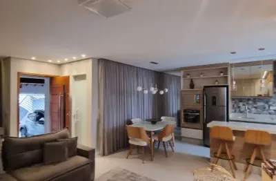 Casa com fino acabamento, fica há 05 minutos do centro de suzano