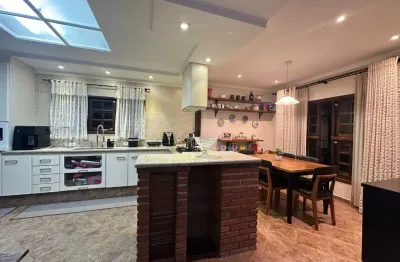 Casa em condomínio, com fino acabamento, segurança e lazer garantidos