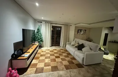 Casa em condomínio, com fino acabamento, segurança e lazer garantidos