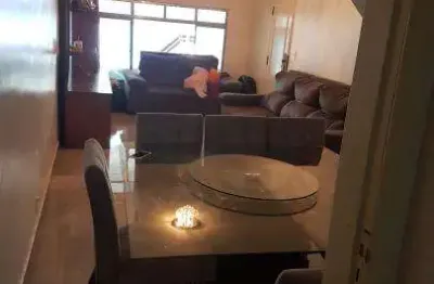 Casa a venda em santo andré, ótima localização, aceita financiamento bancário.
