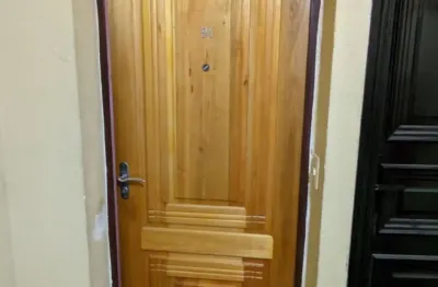 Lindo apartamento com móveis vintage de maderia e relógios decorativos. localizado a poucos minutos do metrô dom pedro ii e estação brás, ideal para família pequena!