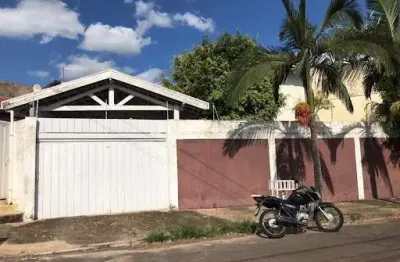 Casa com 2 quartos para alugar na Rua Santo Bassan, Jardim Maria Martha, Marília