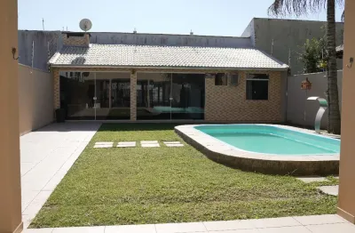 Ótimo sobrado com piscina apenas 55 m. da praia - mobiliado