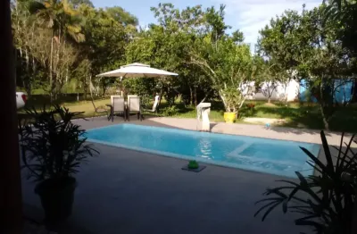 Alugo bela casa cop 30 toda mobiliada com 3 suítes  garagem p / 10 carros, com piscina.