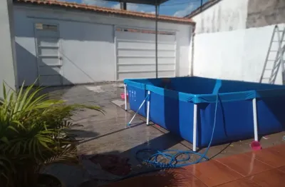 Vendo bela casa no centro do distrito industrial com três quartos  próx de feiras, escolas etc.