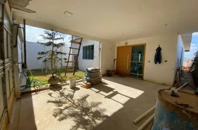 Casa à venda no Centro, Ubá 