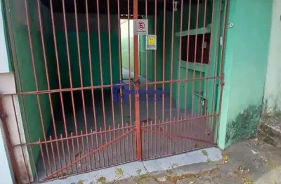 Casa independente com 1 vaga de garagem para locação - r$ 1.700,00