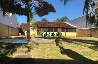 Casa no Picolé, com 4 dormitórios, sendo uma suíte, amplo quintal, pé na areia!!!