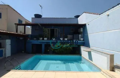 Ótima casa duplex, com 3 dormitórios, sendo uma suíte, 3 vagas, quintal, piscina, churrasqueira e energia solar!