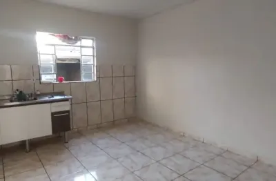 Casa térrea 1 dorm./ cozinha/ sala/ 3 vagas/ quintal/ edícula