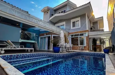 Sobrado em cond. alto padrão/ 450 m²/ 4 suítes/ piscina/ sauna/ área gourmet