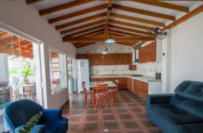 Sobrado à venda/ 4 dorm./ suíte/ área gourmet/ 3 wc´s/ varanda/ ac. av. itavuvu
