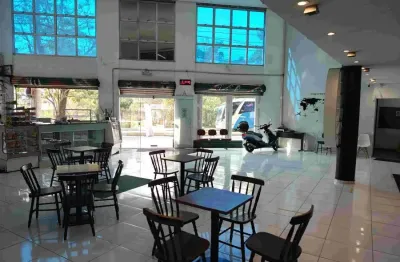 Prédio comercial em avenida na zona central/ 750 m²/ 12 salas/ 4 andares