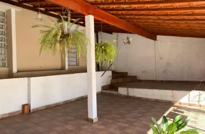 Casa com quintal amplo/ 2 dorm./ 2 vagas/ éden/ aluguel 2.000,00