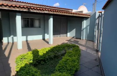 Casa térrea 4 dorm./ 2 vagas/ quintal amplo/ aluguel r$ 1.800,00