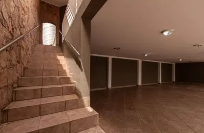 Casa residencial e comercial/ área gourmet/ suíte master/ 84 m² de garagem