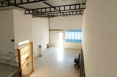 Barracão comercial/logístico com elevador de carga – pronto para operação