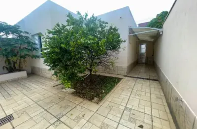 Casa térrea em condomínio/ quintal para os pets/ 2 dorm./ 3 vagas/ vila pedroso