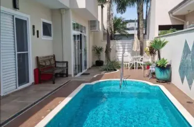 Belissima casa terrea à venda no Condominio Jardim das Palmeiras  com piscina