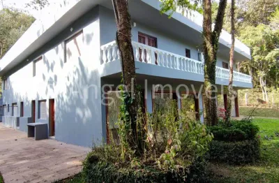 Casa ampla, confortável, na serra da mantiqueira, cercada de muito verde e próximo da cidade