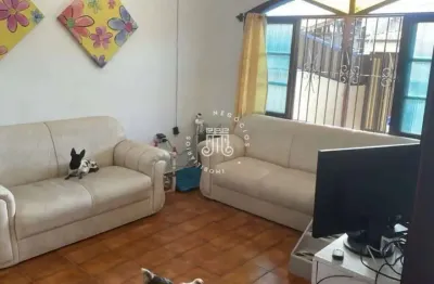 Casa à venda com 2 dormitórios no bairro jardim real na praia grande/sp