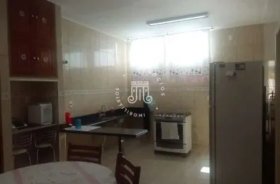 Casa térrea à venda com 02 dormitórios e edícula, localizada no bairro vila são paulo em jundiaí-sp.