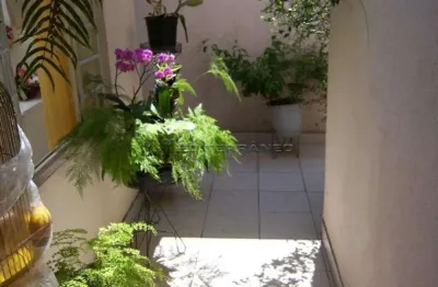 Oportunidade para investidores: conjunto com 3 sobrados e 3 salões comerciais à venda.