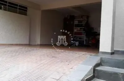 Casa à venda com 03 dormitórios localizada no bairro jardim messina em jundiaí-sp.