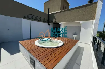 Cobertura próximo a praia com vista lateral para o mar